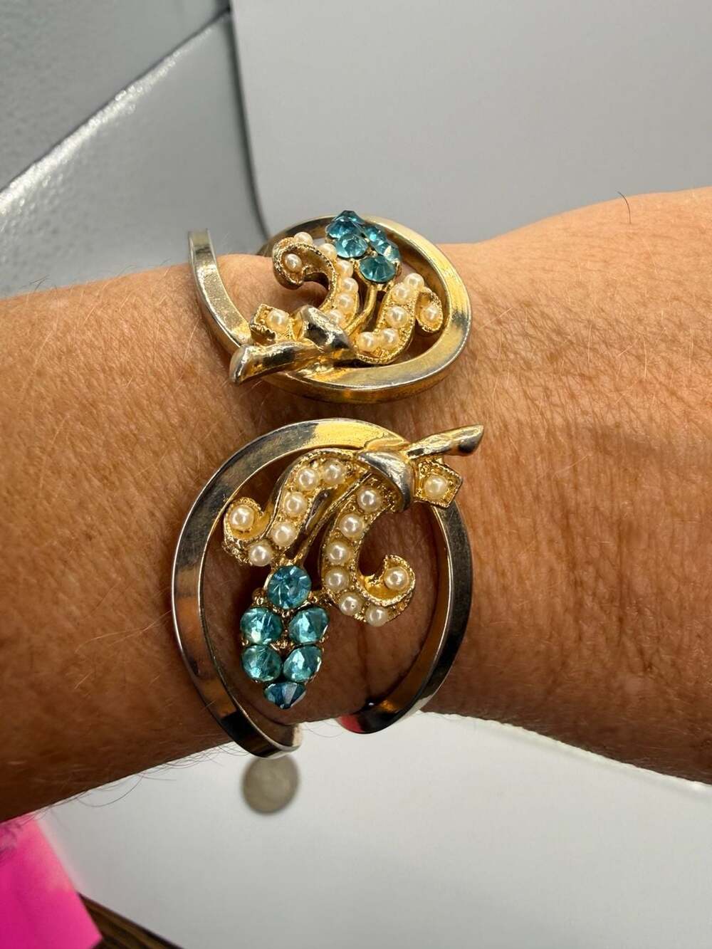 Vintage Gold Tone Hinged Clamper Bracelet 6.5 Inch
